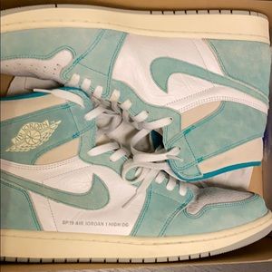 Selling Nike Jordan 1 retro